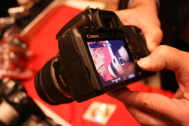 Illustration for article titled First Canon EOS Digital Rebel XSi Hands On: Your XTi Is Now Junk